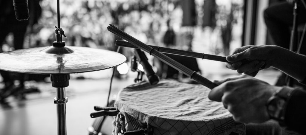 Schlagzeugsticks auf großer Bühne